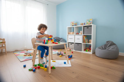 Kind malt am eigenen Kinder Tisch