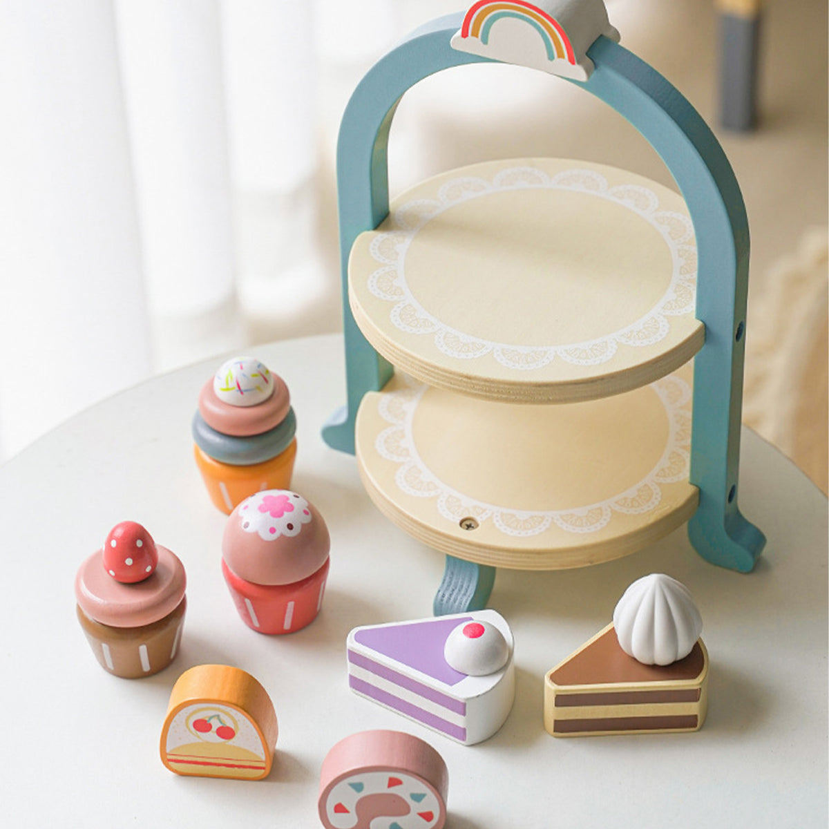 Kind spielt mit Holz Kuchen Set und gestaltet eigene Desserts
