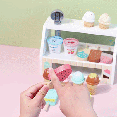 Zubehör einer Kinder Eisdiele mit Eisbechern