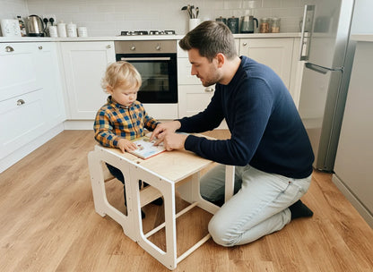 Kind im Holz-Lernturm in der Küche