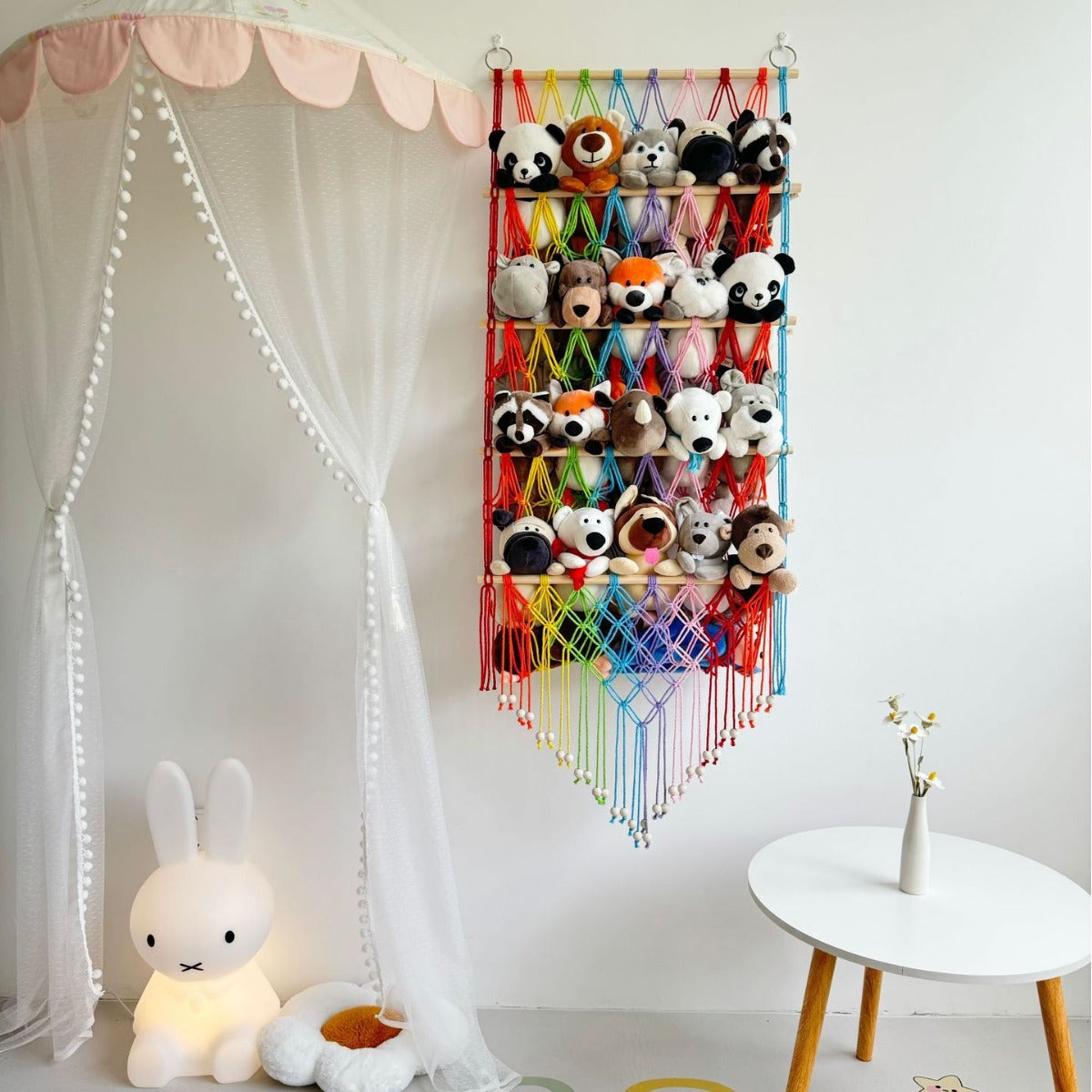 Makramee Wand-Organizer für Spielzeug, 4 Ebenen, 52×130 cm, Variante Regenbogen – handgeknüpft aus Baumwollseil mit Kiefernholzstäben