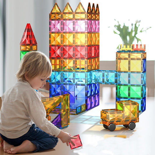 Kinder spielen mit magnetmontierten Bausteinen, farbenfrohe, durchscheinende Magnetblöcke, die Kreativität und räumliches Denken fördern.