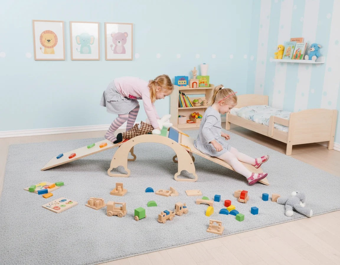 Offenes Spielen mit Montessori Holzschaukel