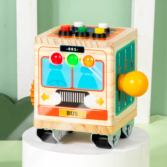 Interaktiver Montessori "Besetzter Bus" aus Holz, der Kinder zwischen 4 und 6 Jahren beim Lernen unterstützt und ihre kognitiven Fähigkeiten spielerisch entwickelt.