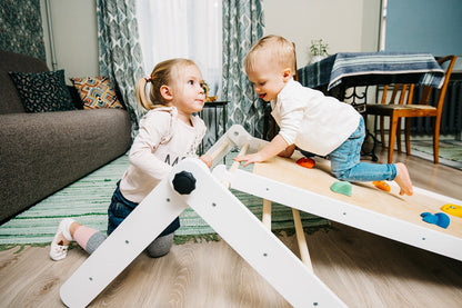 Montessori Kletterdreieck aus Holz mit optionaler Rampe in Grau Weiß und Natur für Kinder