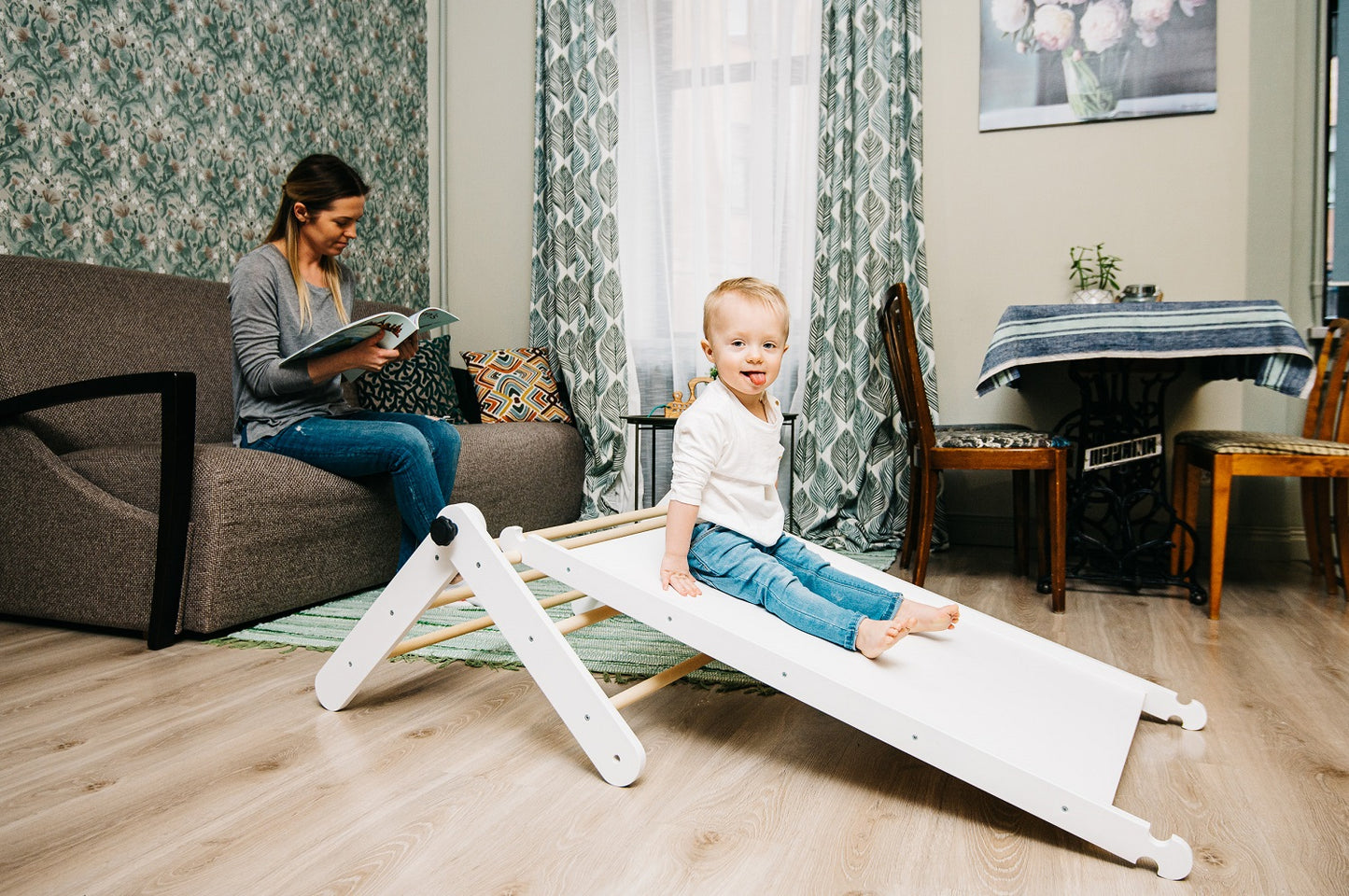 Montessori Kletterdreieck aus Holz mit optionaler Rampe in Grau Weiß und Natur für Kinder