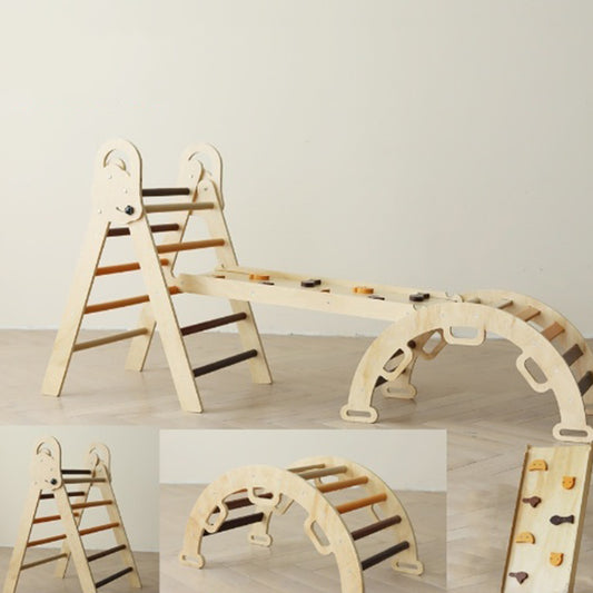 Montessori-Kletterdreieck-Set mit Sprossen in Erdtönen und Holzbogen in natürlichen Farbtönen