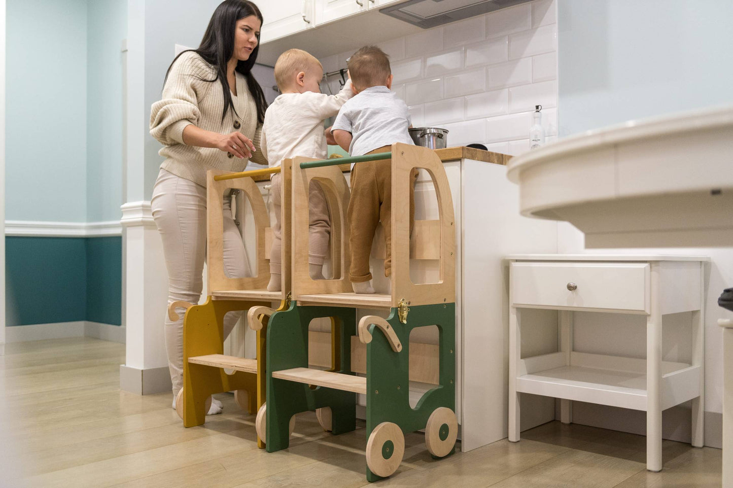 Montessori Lernturm 3-in-1 in Weiß und Naturholz in der Küche