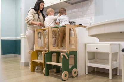 Montessori Lernturm 3-in-1 in Weiß und Naturholz in der Küche