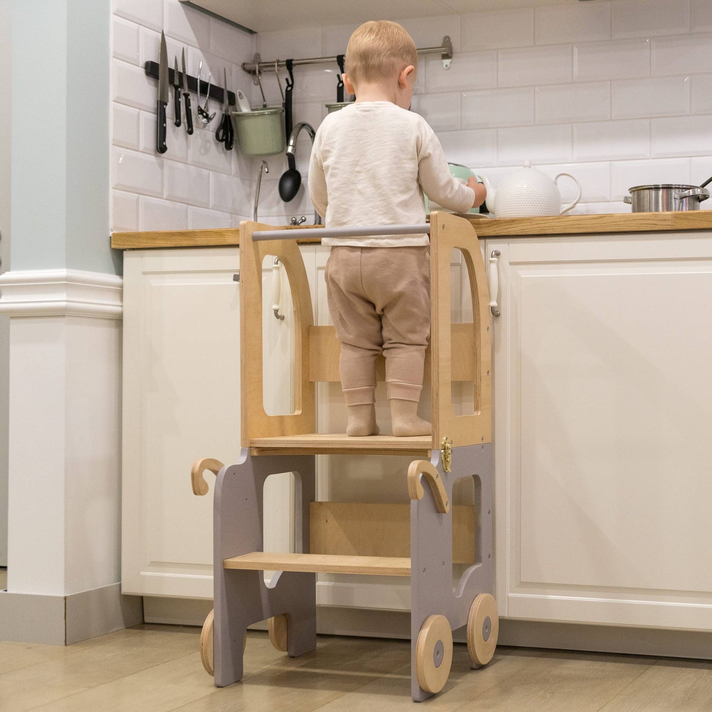 Montessori Lernturm 3-in-1 in Weiß und Naturholz in der Küche