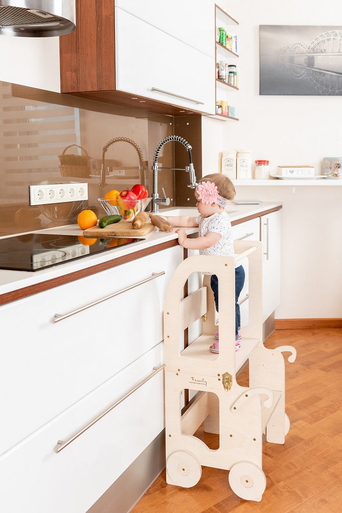 Montessori Lernturm 3-in-1 in Weiß und Naturholz in der Küche