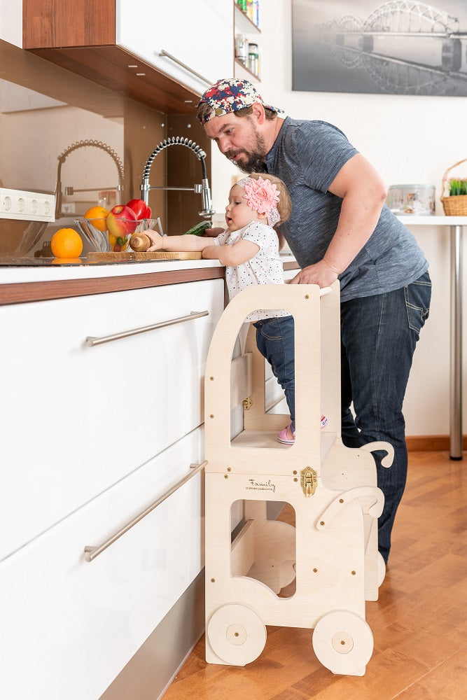 Montessori Lernturm 3-in-1 in Weiß und Naturholz in der Küche