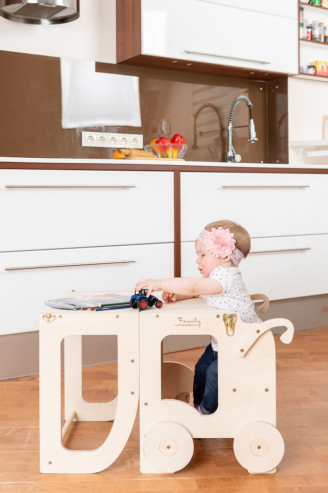 Montessori Lernturm 3-in-1 in Weiß und Naturholz in der Küche