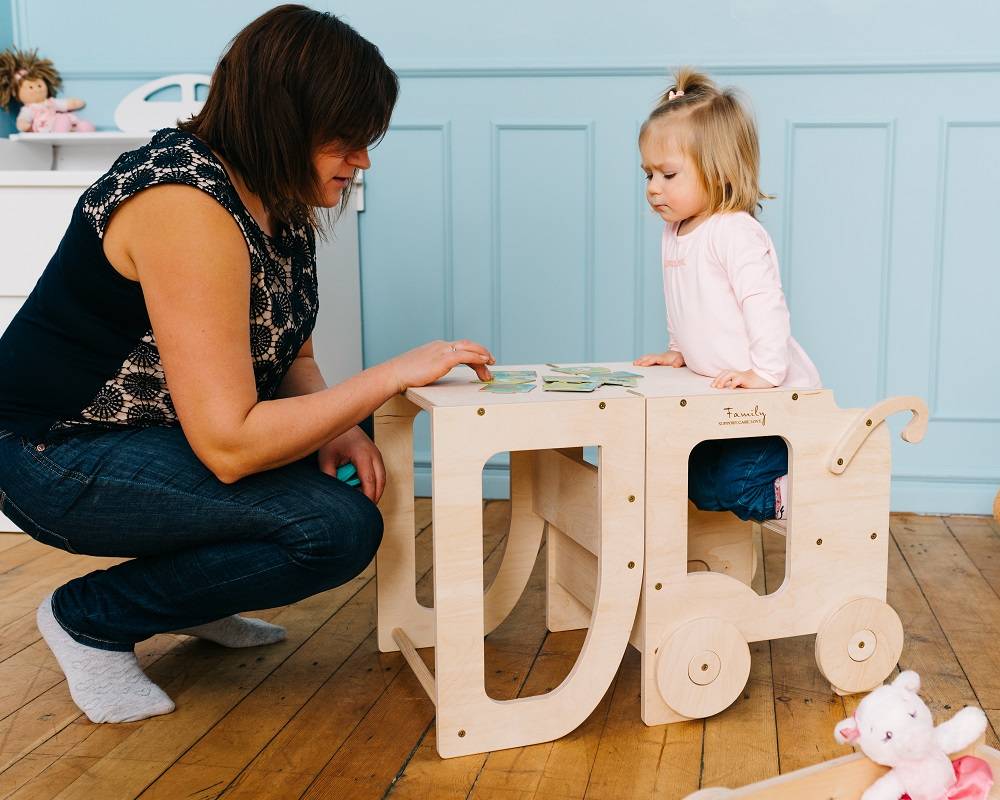 Montessori Lernturm 3-in-1 in Weiß und Naturholz in der Küche