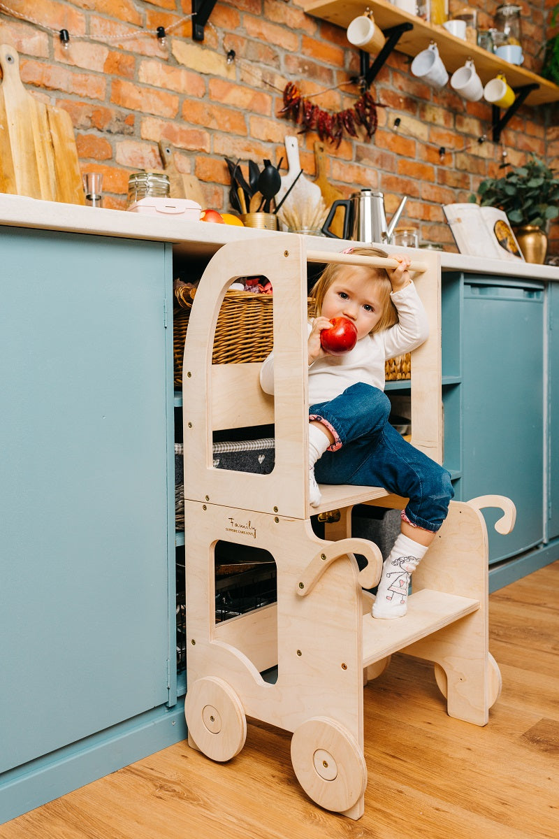 Montessori Lernturm 3-in-1 in Weiß und Naturholz in der Küche