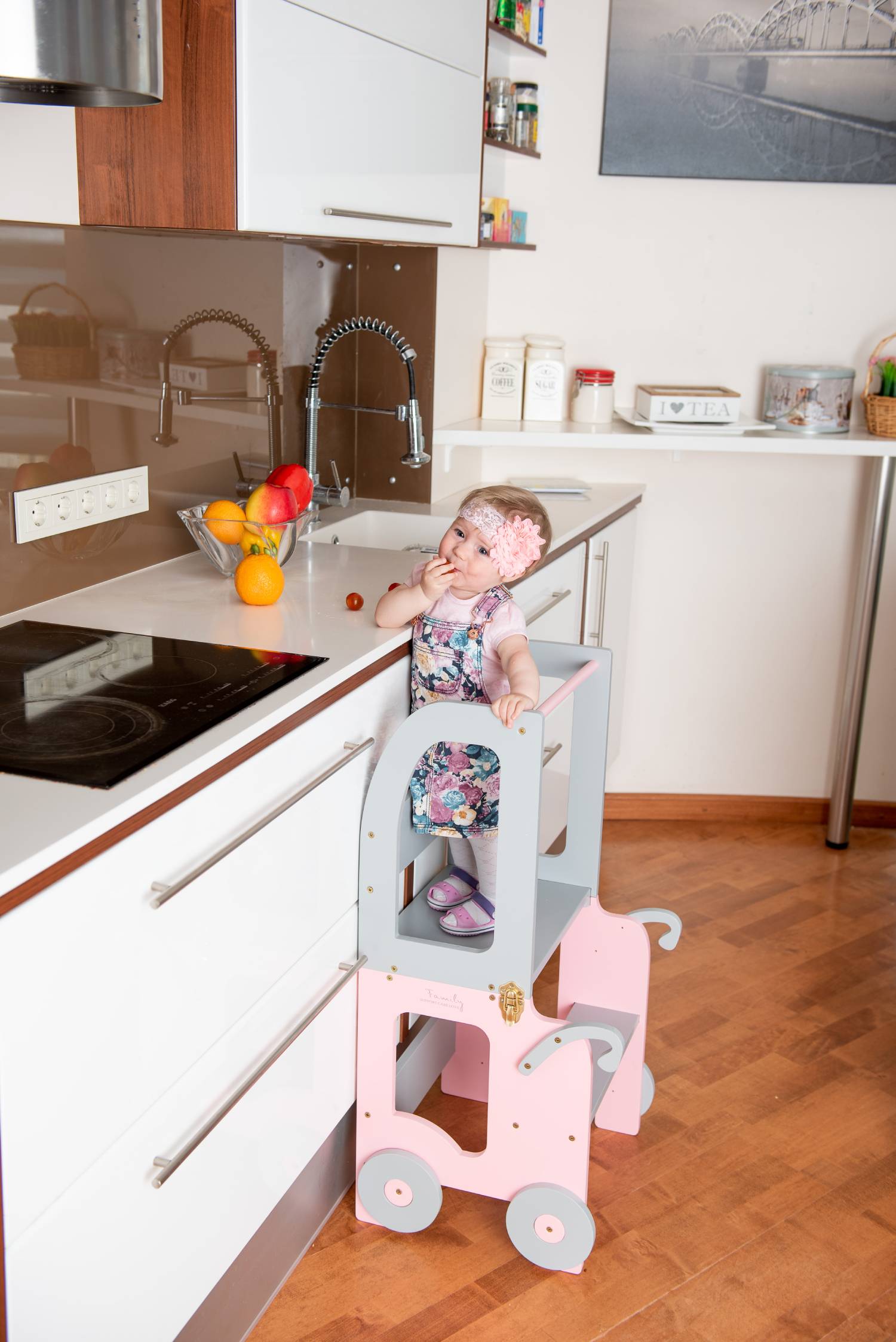 Montessori Lernturm 3-in-1 in Weiß und Naturholz in der Küche