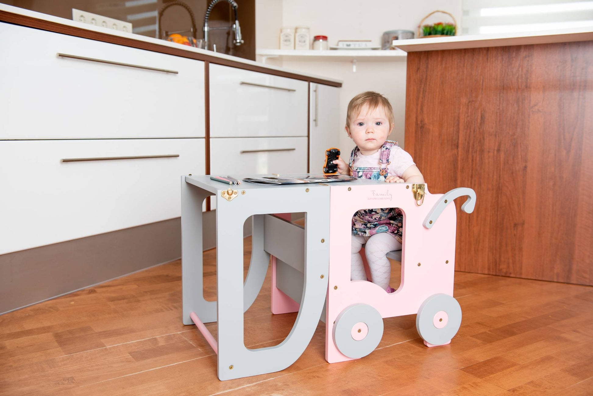 Montessori Lernturm 3-in-1 in Weiß und Naturholz in der Küche