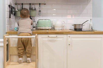 Montessori Lernturm 3-in-1 in Weiß und Naturholz in der Küche
