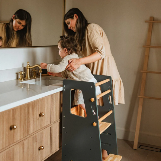 Montessori Lernturm aus Holz – Elegantes graues Design für alltägliche Entdeckungen