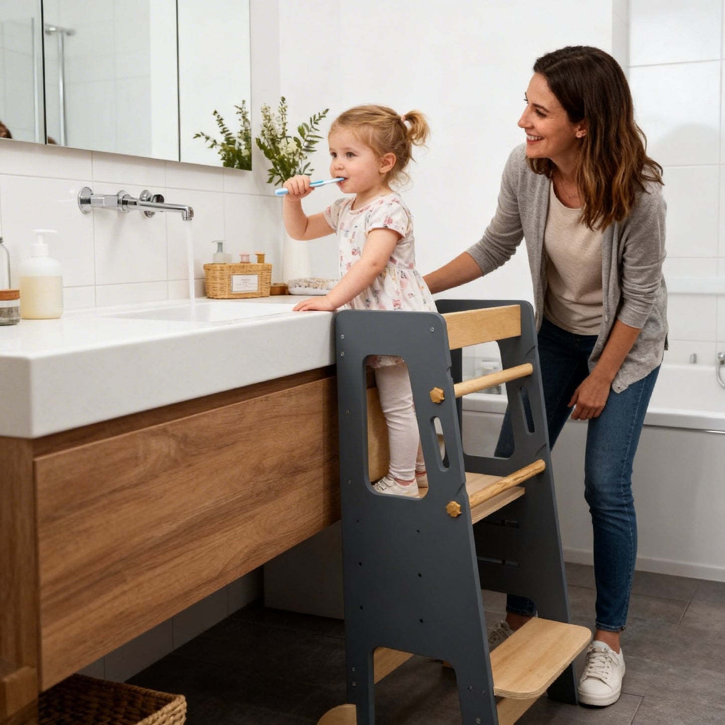 Kind nutzt den Montessori Lernturm beim Händewaschen