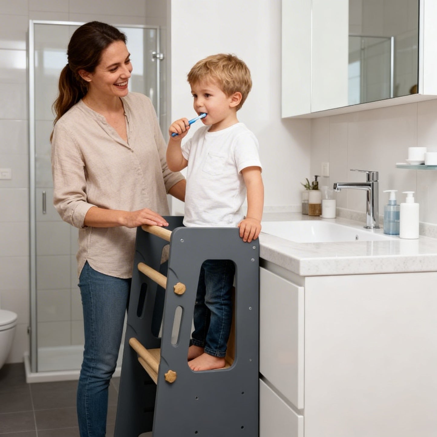 Montessori Lernturm im Familienalltag in der Küche