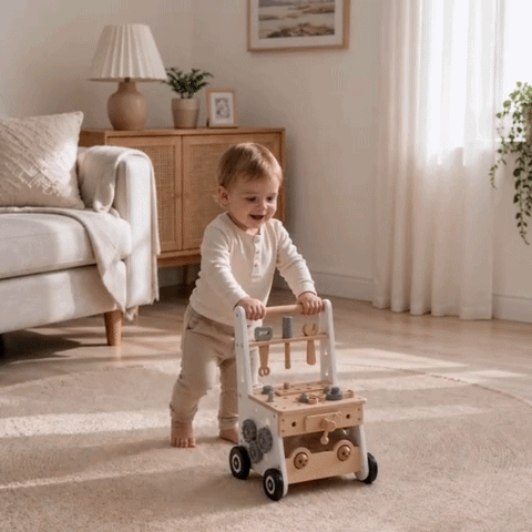 Kind lernt laufen mit einem Holz Lauflernwagen im Wohnzimmer