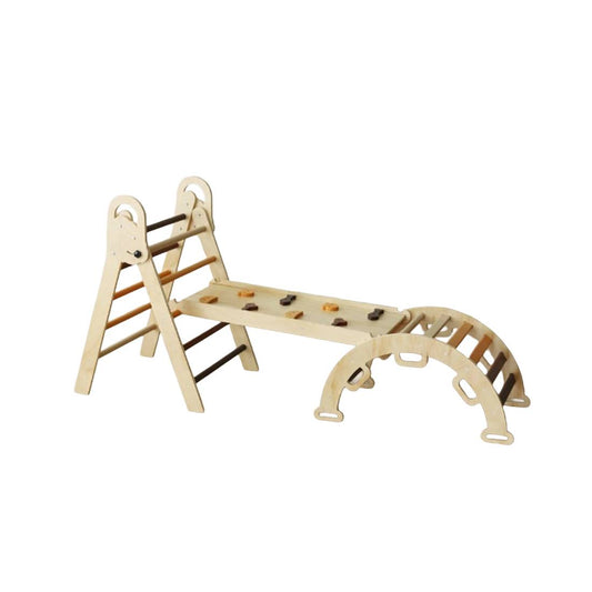 Montessori-Kletterdreieck-Set mit Sprossen in Erdtönen und Holzbogen in natürlichen Farbtönen