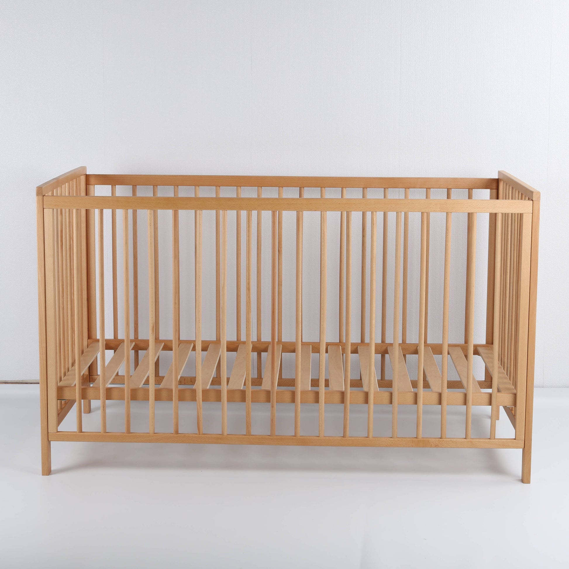 MontessoriLernwelt Babybett Milo aus Buche – 3-stufig höhenverstellbar
