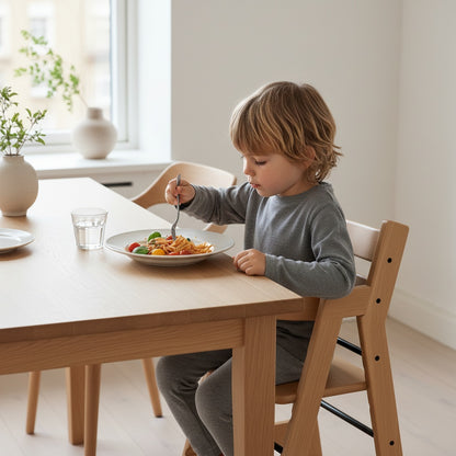 Hochstuhl aus Holz für Babys und Kinder von MontessoriLernwelt mit Tablett und Sicherheitsgurt
