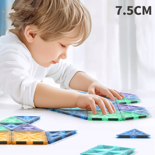 Kinder bauen mit bunten, erweiterbaren Shining-Serie Bauklötzen, die Kreativität und räumliches Verständnis fördern.