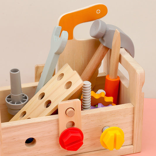 Ein Kind spielt mit einer tragbaren Holz-Schrauben-Reparaturbox, ideal für die Entwicklung von feinmotorischen Fähigkeiten und frühe Bildung.